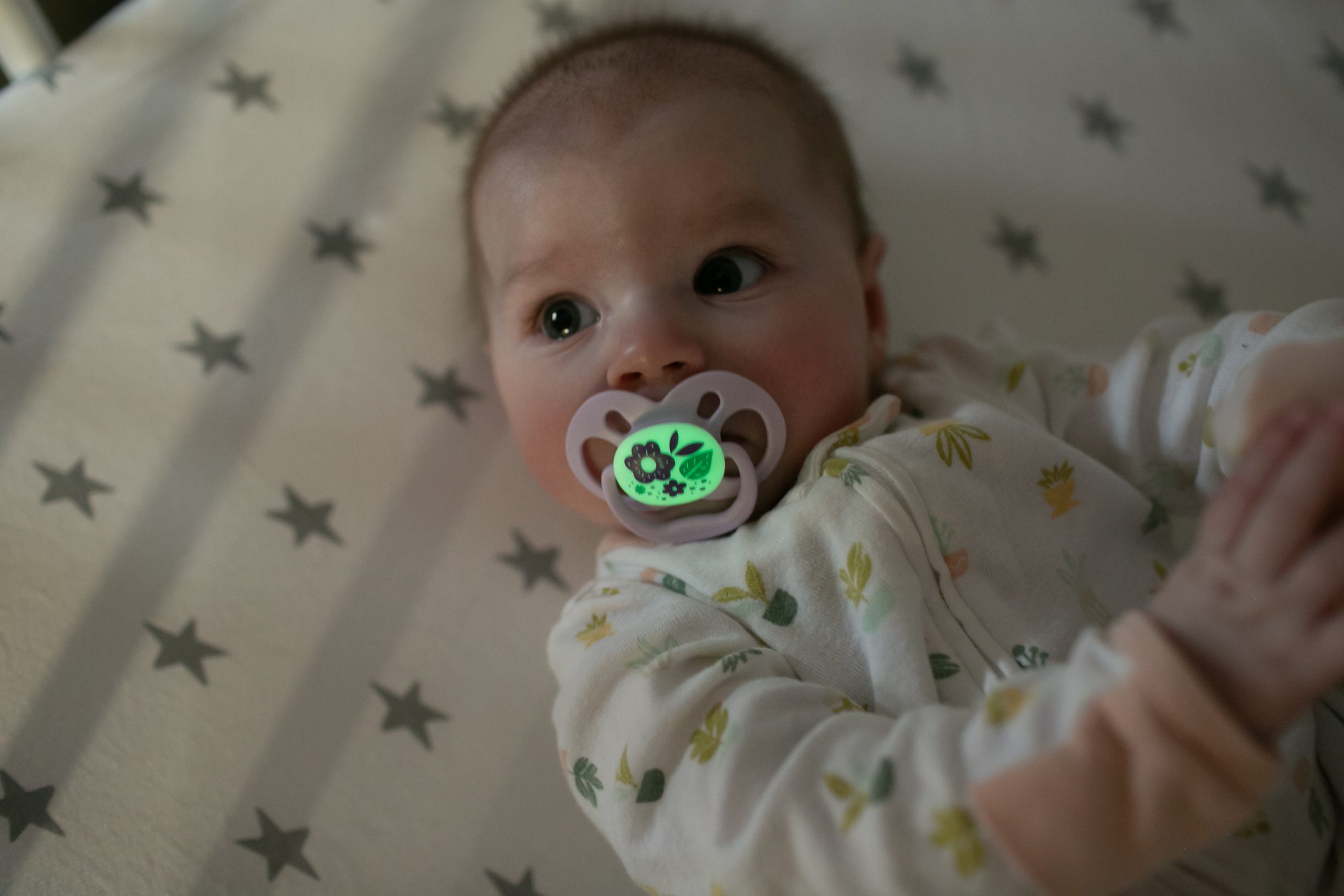 Lifestyle_Advantage_Pacifier_Glow-in-the-dark_stage2_purple-flowers_4