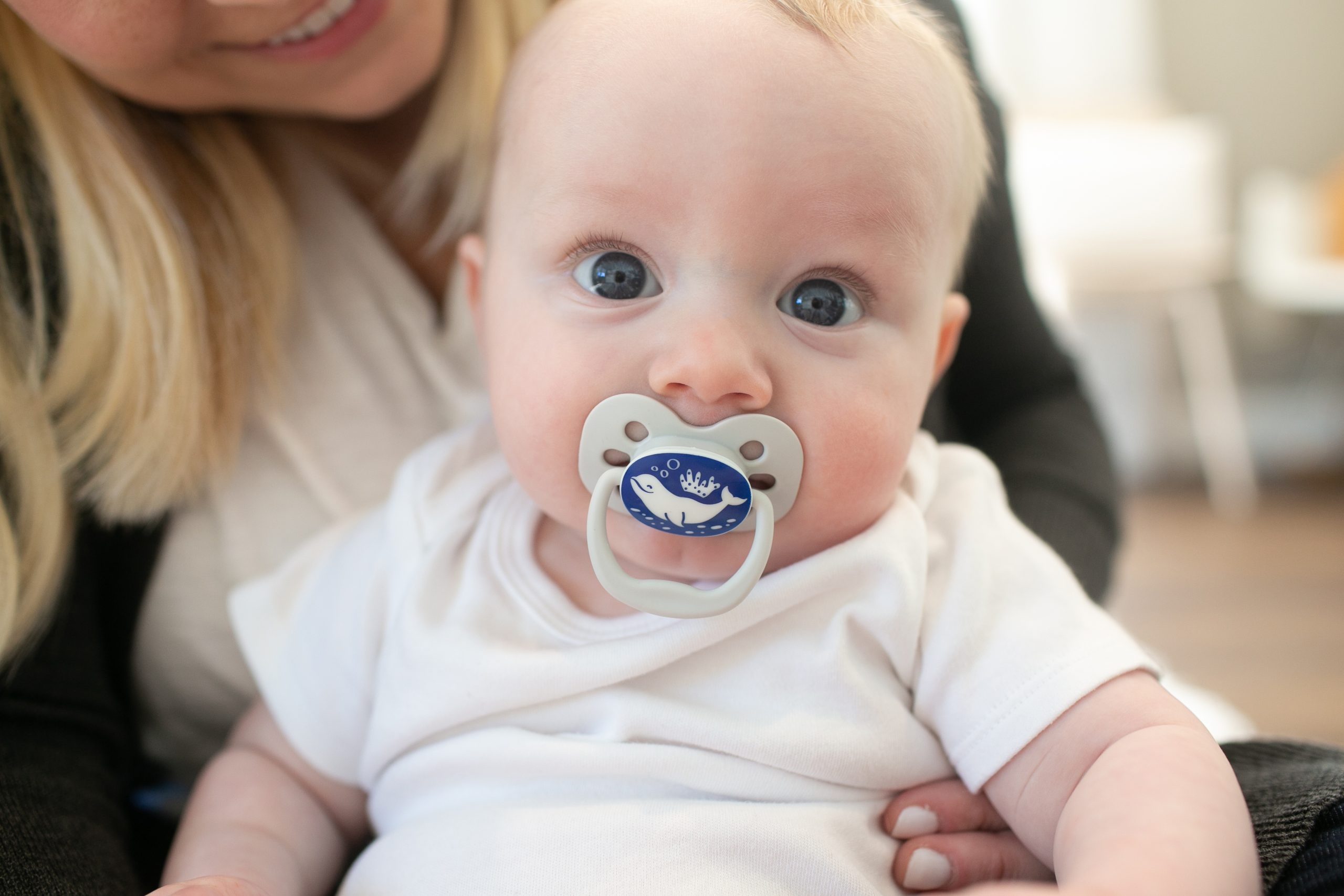 Lifestyle_Advantage_pacifier_Glow-in-the-Dark_stage1_blue-whale_3