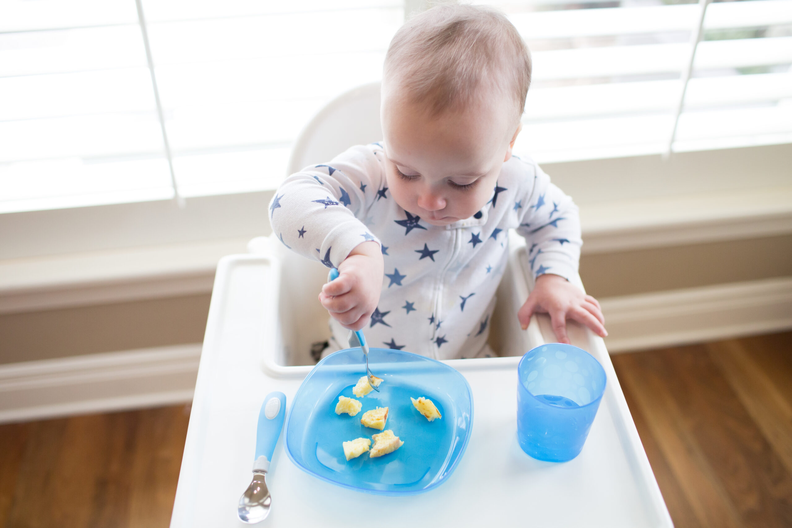 Lifestyle_Soft-Grip_Spoon_Fork_Plate_Toddler_Tumbler_O16A7756