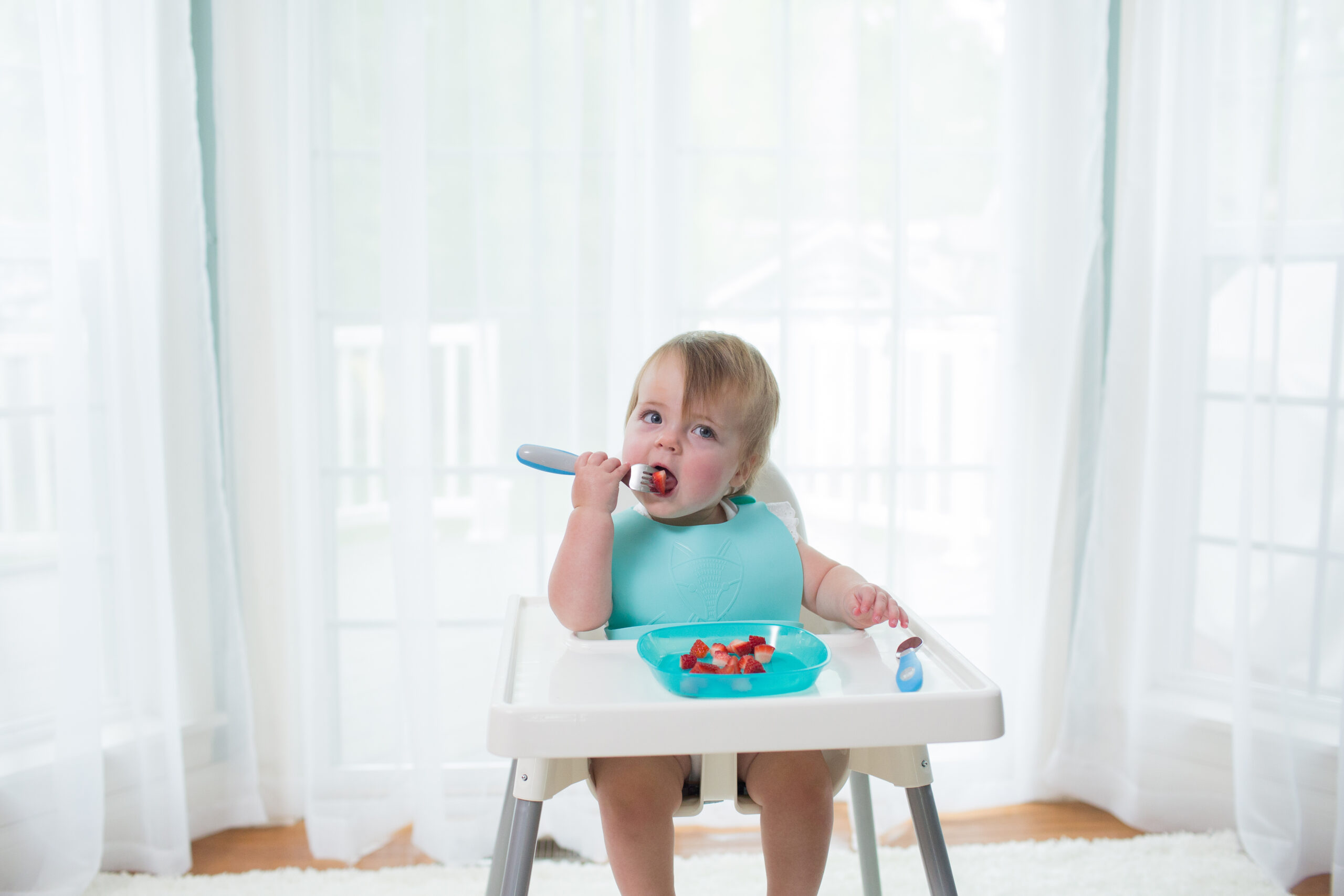 Lifestyle_Toddler_Plate_Soft-Grip_Spoon_and_Fork_Silicone_Bib_O16A0197