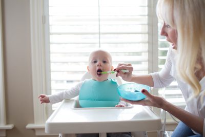 Lifestyle_Scoop-a-Bowl_Soft-Tip_Spoon_Silicone_Bib_O16A8517