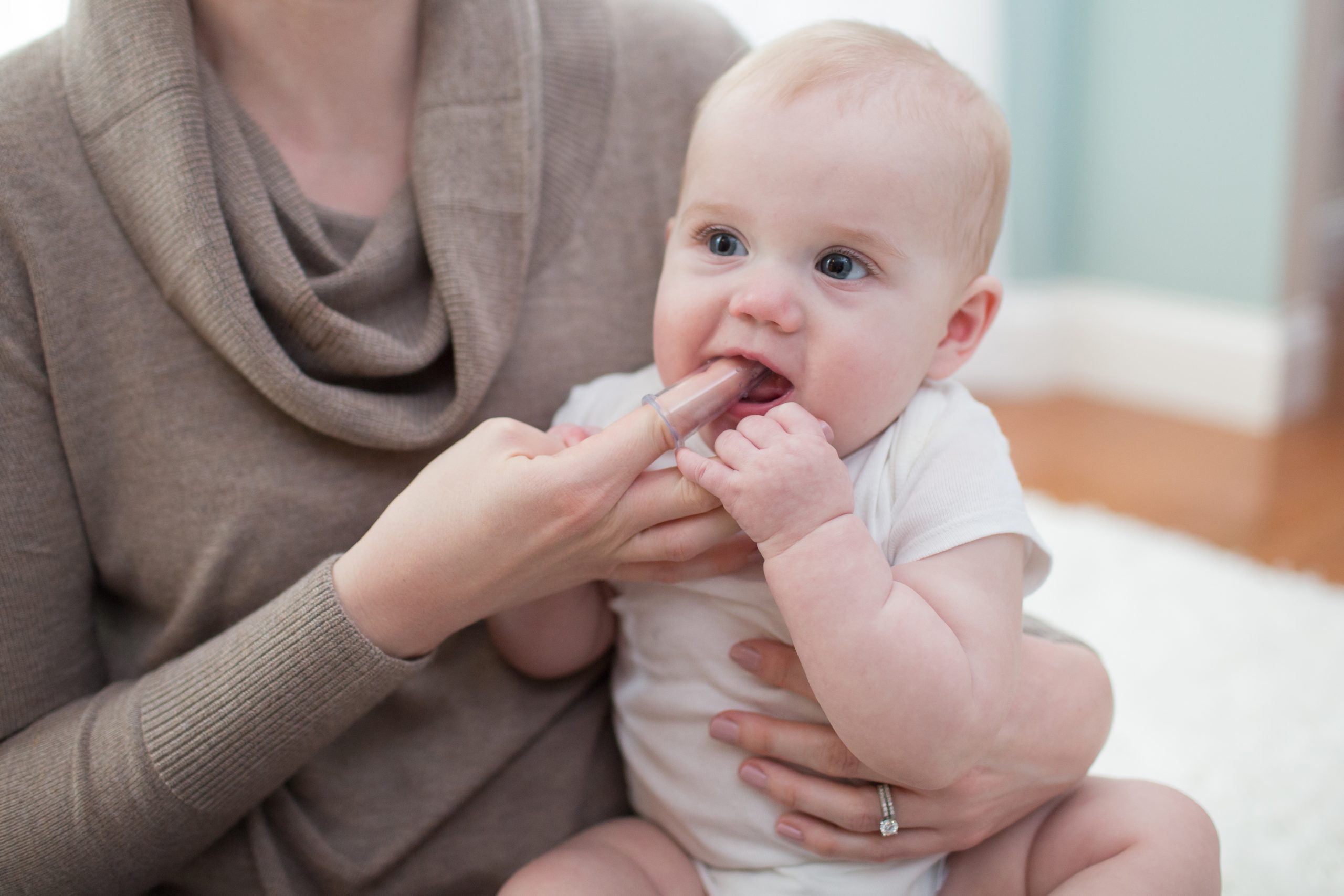 Lifestyle_Silicone_Finger_Toothbrush_O16A6349